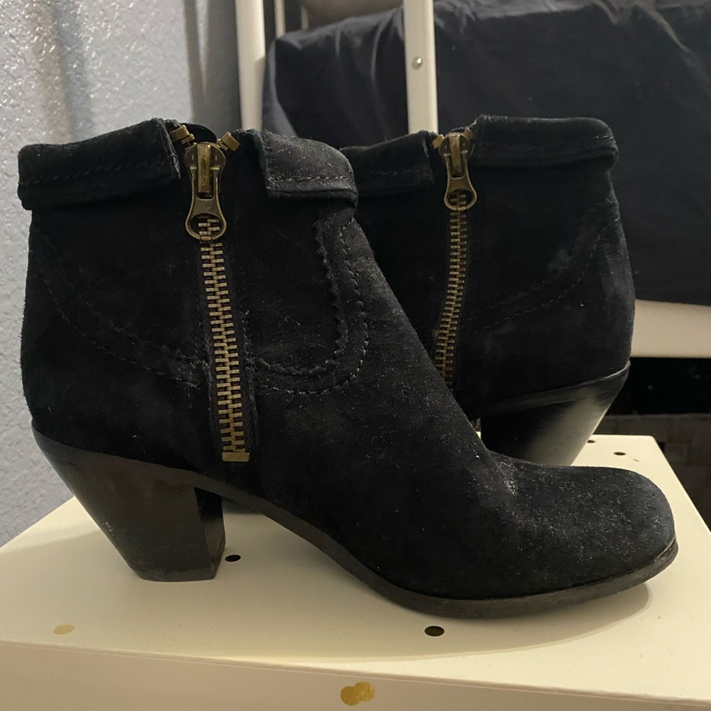 Black booties with heel